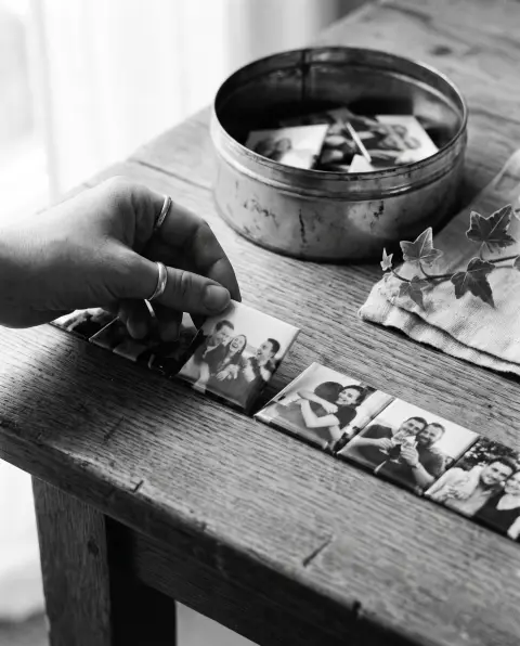 Rangée de magnets photo d'invités posée sur une table de mariage